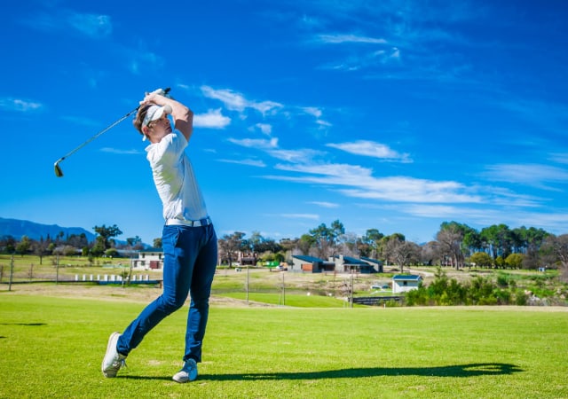 Golfer swing the club