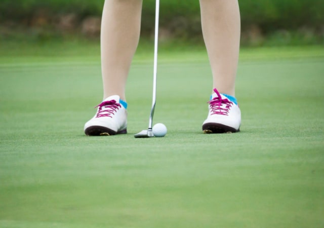 Feet position of a golfer preparing to take a shot