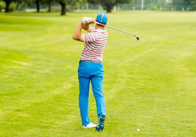 Golfer using his lower body flexibility to swing his shot