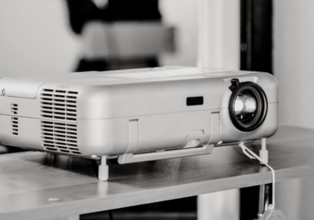 Image of a projector in white and black